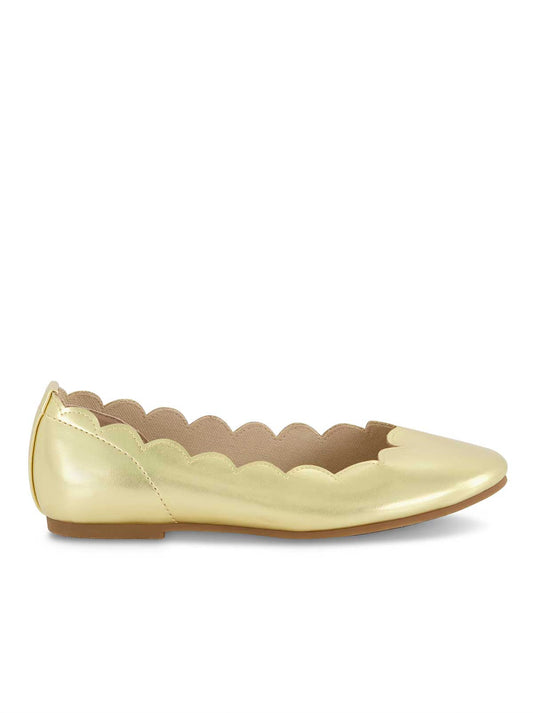 Jessica Simpson Women Girls' Amy Scallop Ballet Flat in Gold
