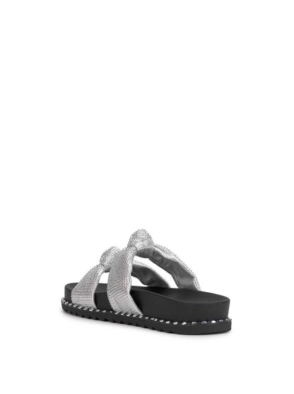 Jessica Simpson Women Caralyna Flat Sandal in Silver