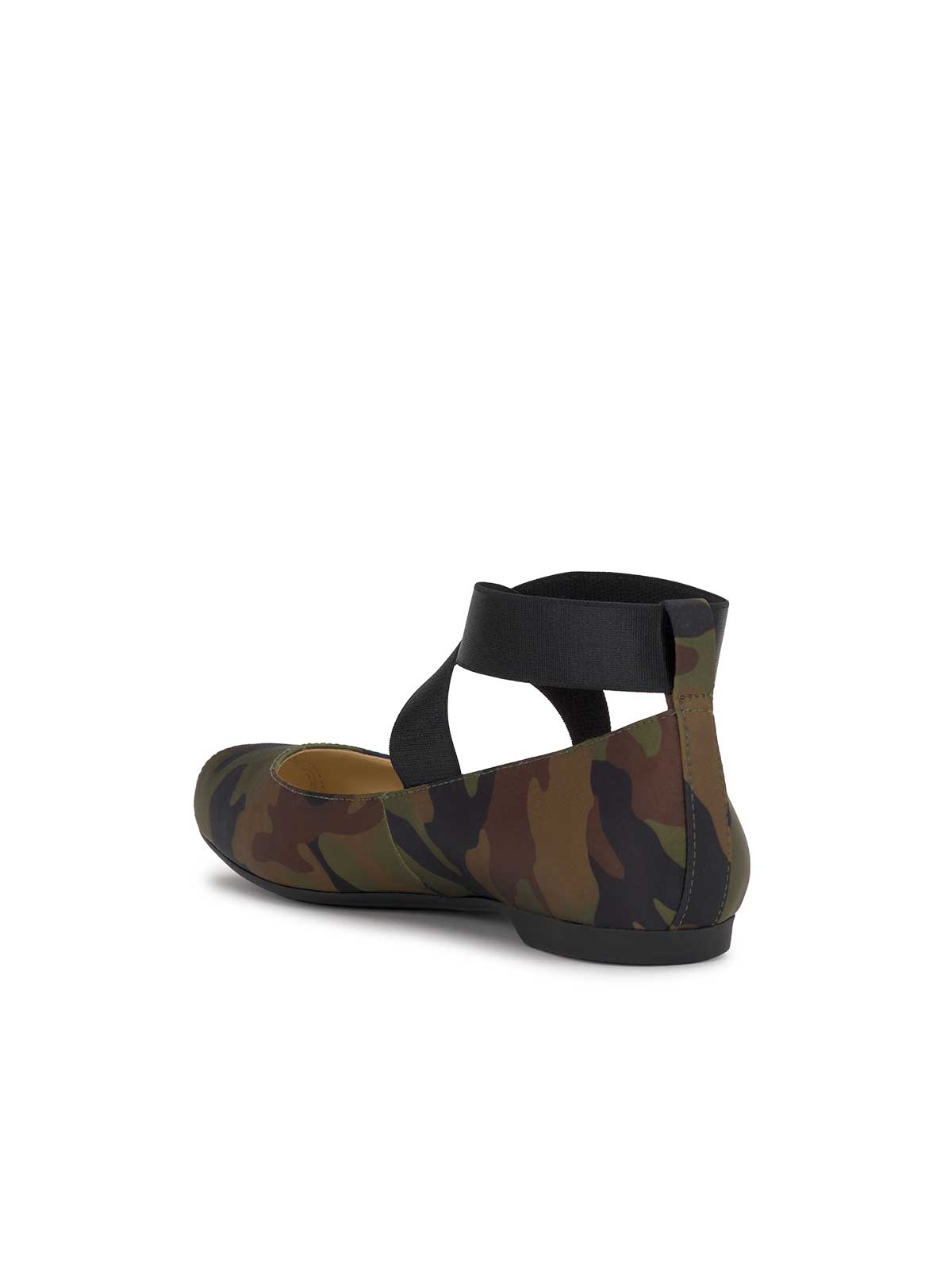 Jessica Simpson Women Mandalaye Ballet Flat in Forest Camo