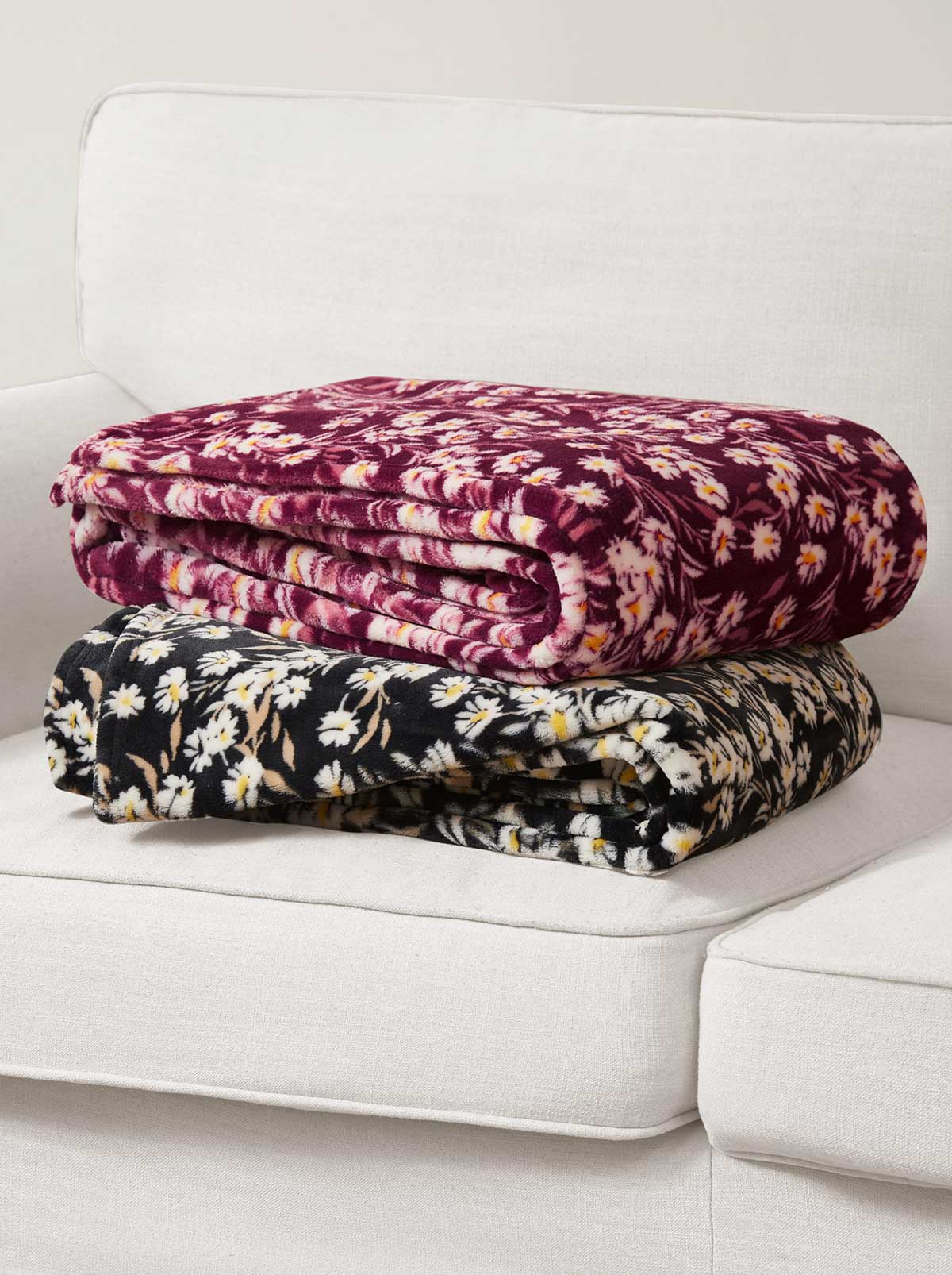 Jessica Simpson Home Wildflower Park Plush Throw in Black