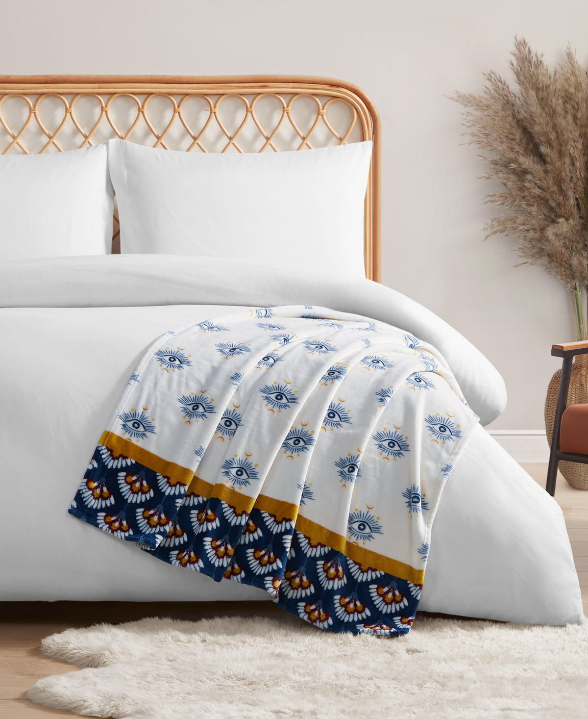 Jessica Simpson Home Celeste Plush Throw Plush in White & Navy