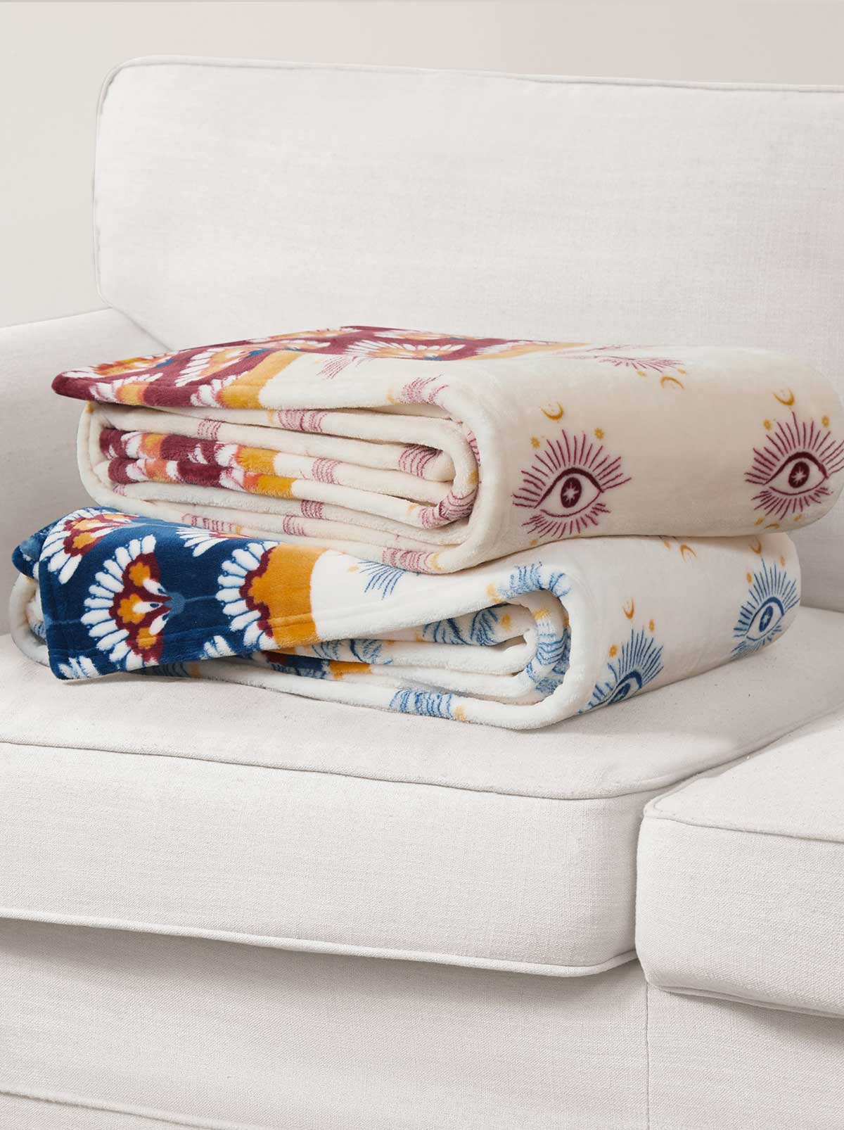 Jessica Simpson Home Celeste Plush Throw Plush in White & Navy