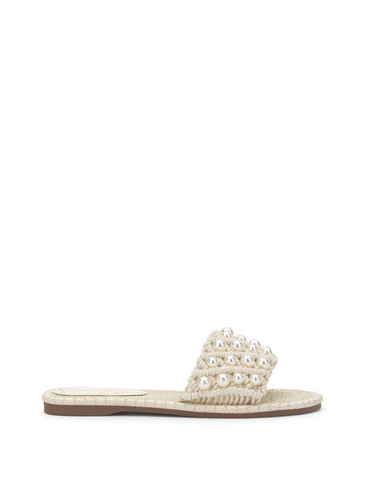 Jessica Simpson Women Brennara Flat Sandal in Cream