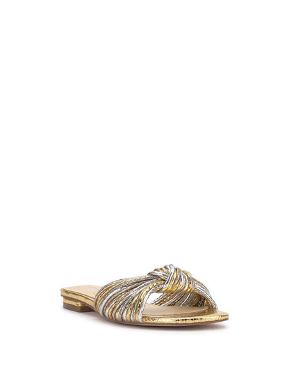 Jessica Simpson Women Dydra Knotted Flat Sandal in Silver & Gold
