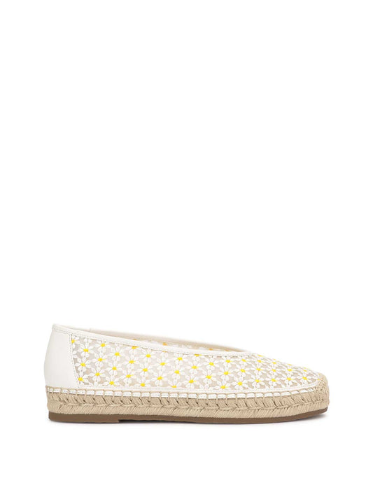 Jessica Simpson Women Lucciea Flat in White Floral